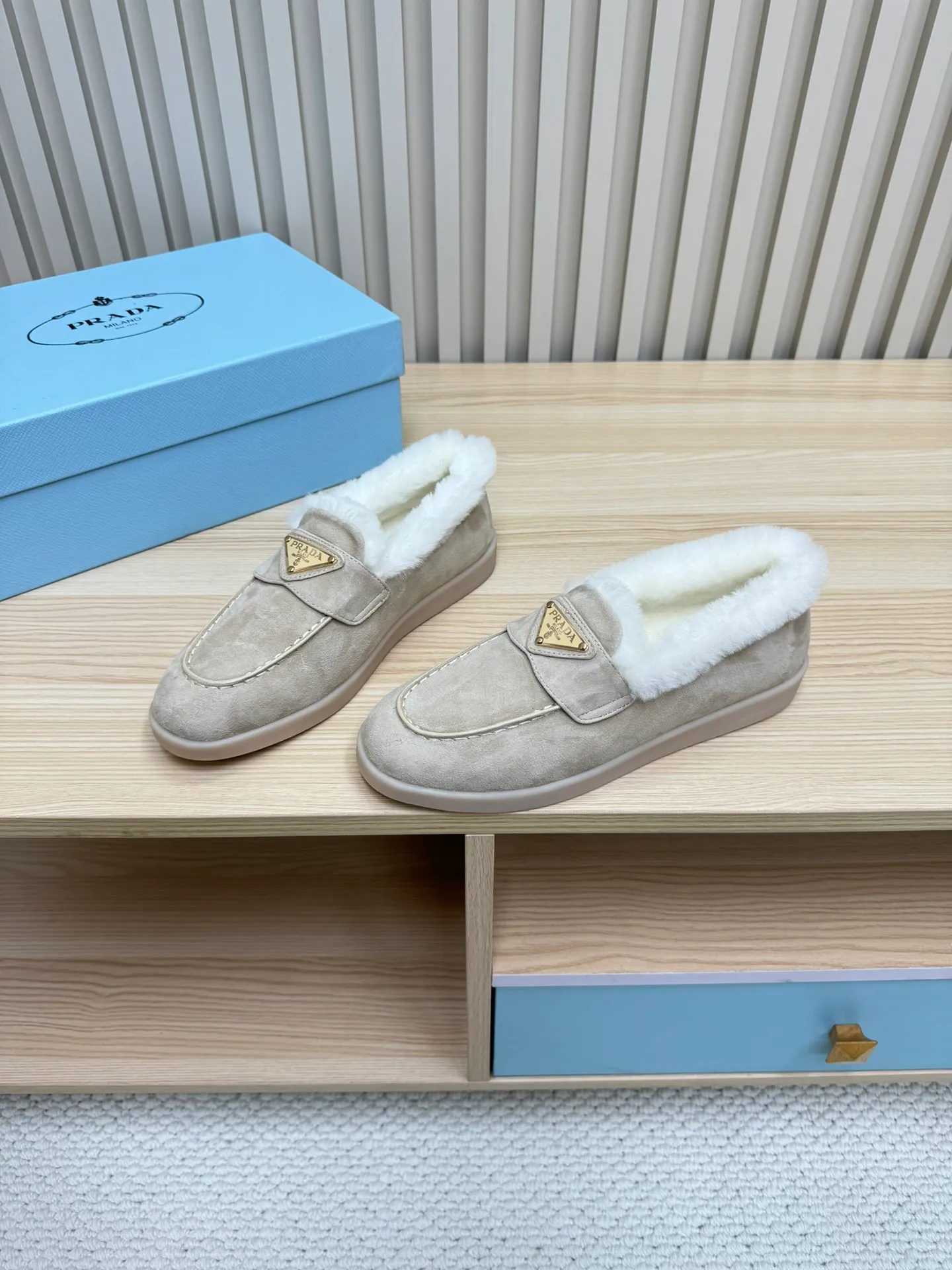 p580 Prada couple loafers｜Winter warmth and good looks at the same time online❄️👫 This is the C position of the shoe cabinet this autumn and winter! Prada's new couple's loafers are high-end yet still stylish~ ✨Imported frosted cowhide fabric, exquisite texture and high-end at first glance 🐑Australian imported sheepskin fur integrated lining, maximum warmth retention! It is also super warm to wear in winter in the north. 🔺The classic triangle logo embellishes the upper, which is simple and elegant, with perfect recognition. 💯Original TPU absorbent film outsole, non-slip, wear-resistant and durable. A must-have item for couples to go out on the street! The upper foot instantly enhances the overall outfit level, whether it is paired with a coat or a down jacket, it looks great ~ #Prada Loafers #coupleshoesrecommend #wintermusthaveshoes #luxurywear Outfit Fabric: Imported two-layer frosted cowhide Lining: Sheepskin imported from Australia One piece Outsole: Original Tpu absorbent film outsole Female size: 35~41 (customized in 41) Male size: 39~45 (customized in 45)